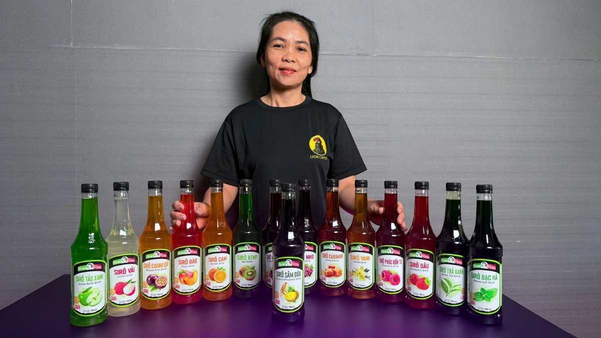 Khách hàng thưởng thức soda dâu pha từ Sirô Mama Rosa Dâu tại quán