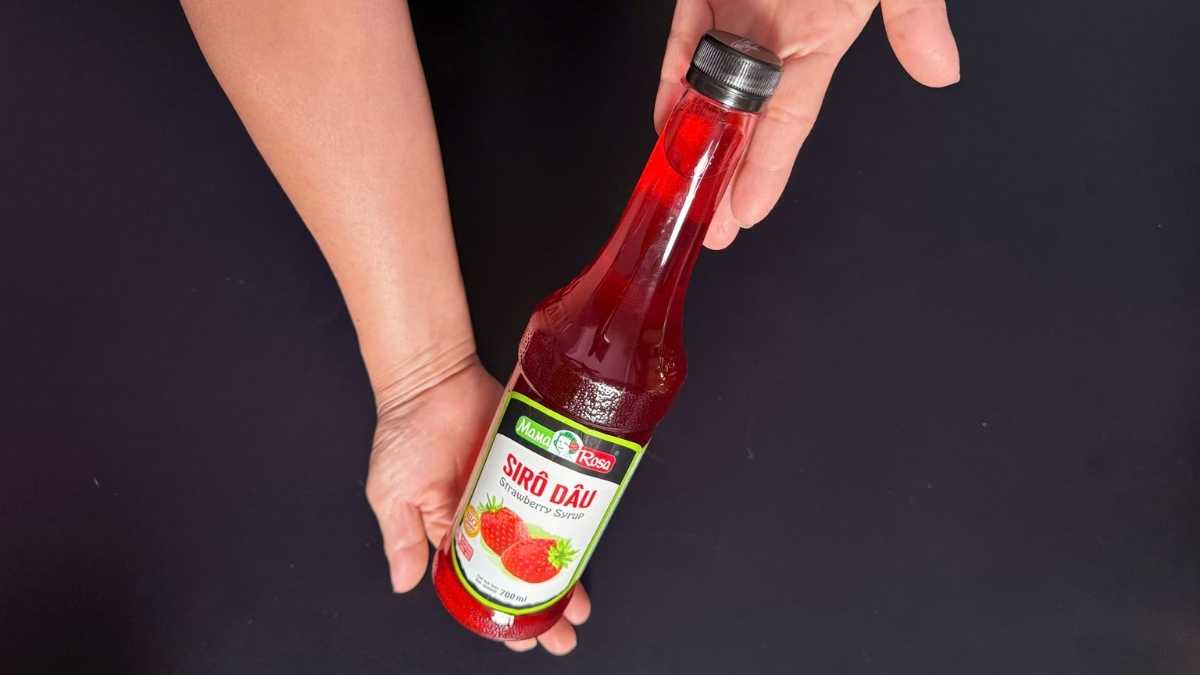 Barista pha soda dâu với Sirô Mama Rosa Dâu tại quầy cà phê Lyon Coffee