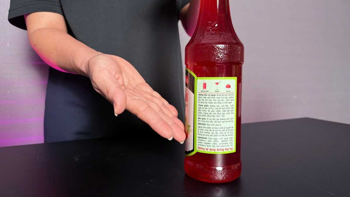 Sirô Mama Rosa Dâu được rót vào ly soda tạo sắc đỏ hồng tươi