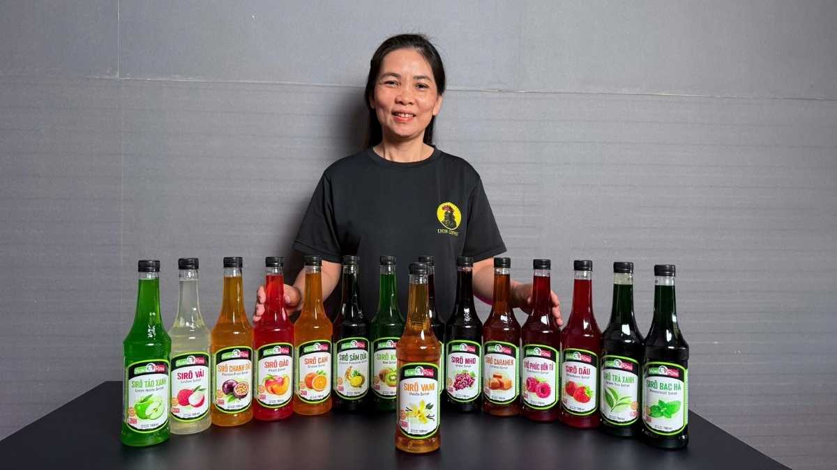 Khách hàng thưởng thức soda kiwi pha từ Sirô Mama Rosa Kiwi tại quán
