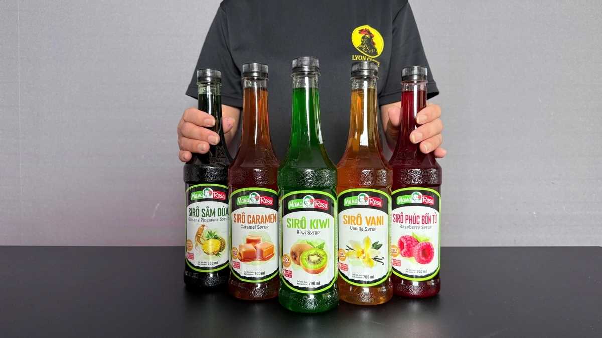 Barista sử dụng siro kiwi để pha trà kiwi bạc hà và soda kiwi