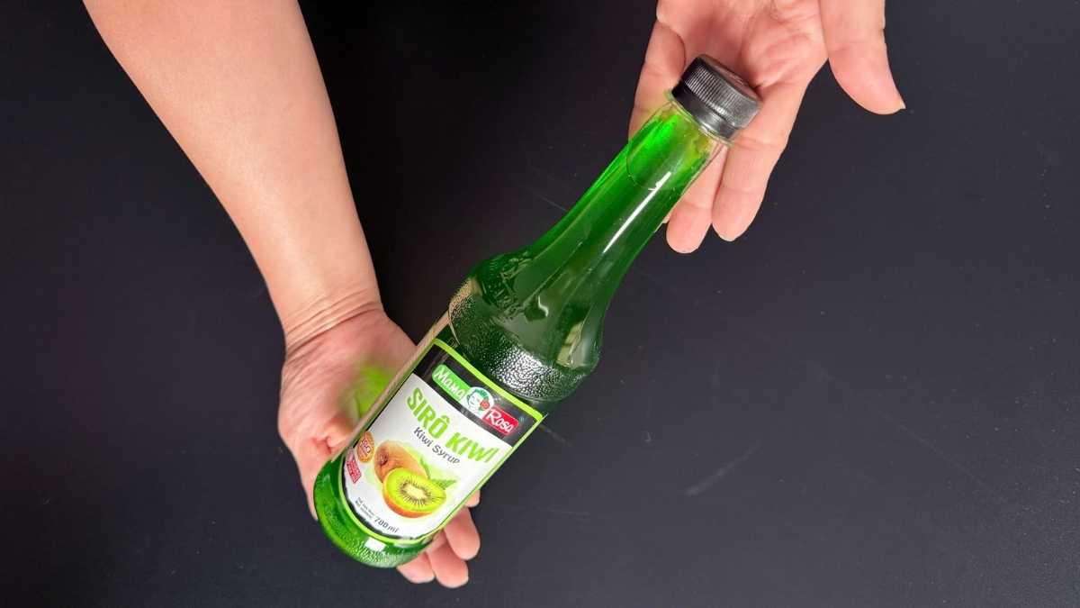 Barista pha soda kiwi với Sirô Mama Rosa Kiwi tại quầy pha chế Lyon Coffee