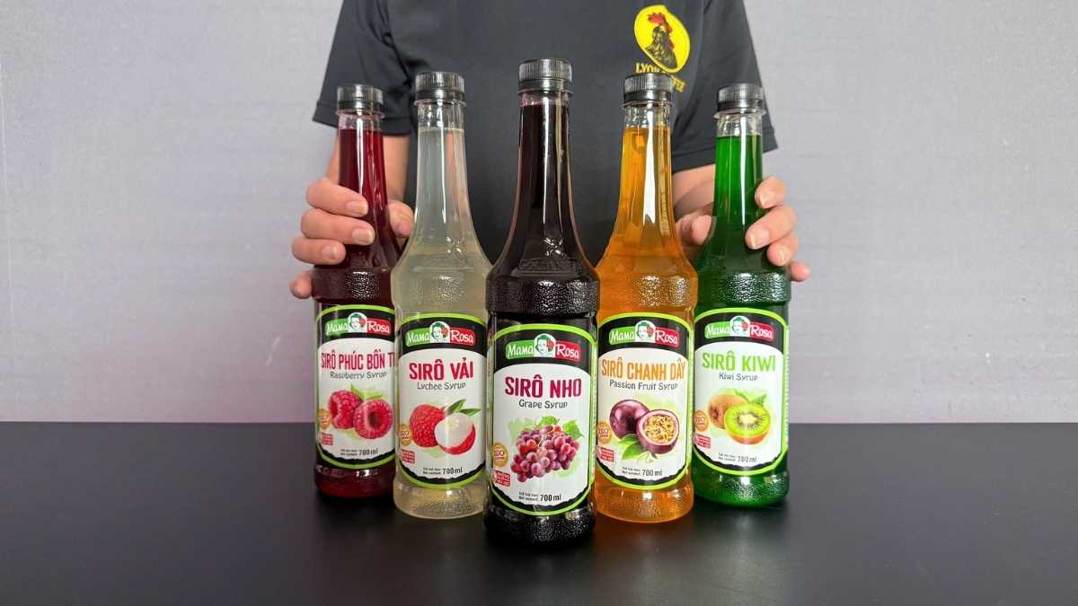 Khách hàng thưởng thức soda nho pha từ Sirô Mama Rosa Nho tại quán