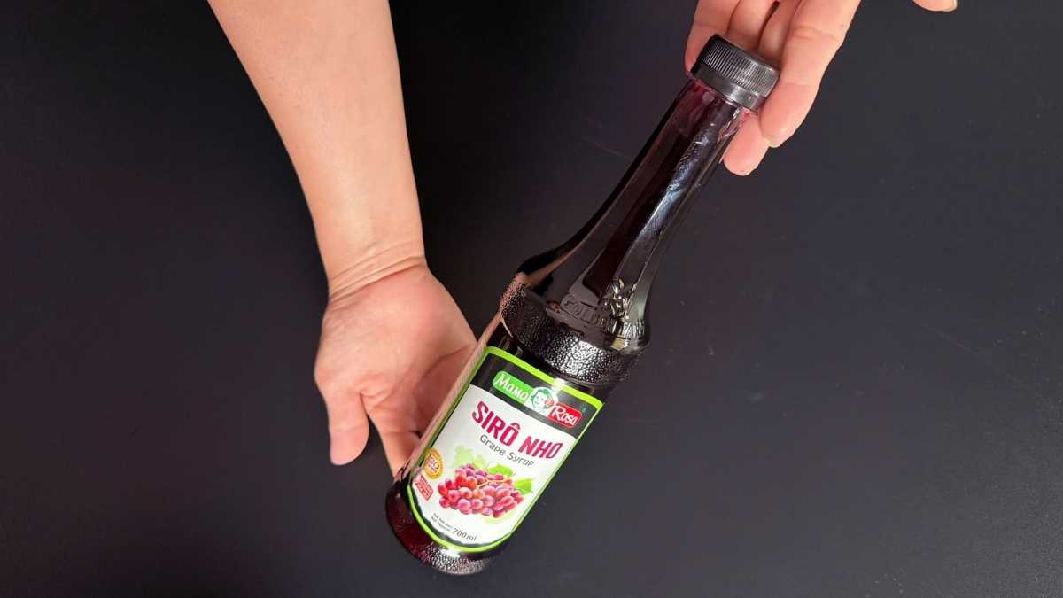 Barista pha trà nho với Sirô Mama Rosa Nho trong quán cà phê
