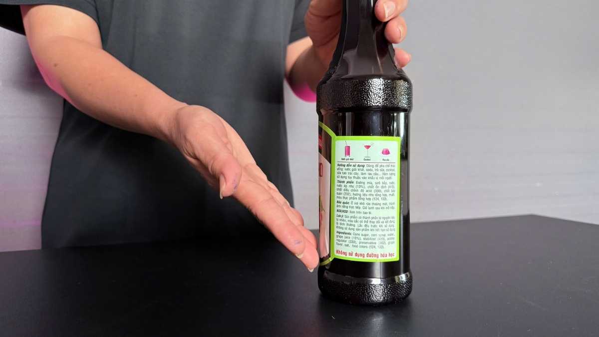 Sirô Mama Rosa Nho đang được rót vào ly tạo sắc tím đẹp mắt