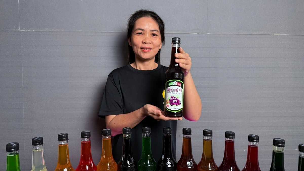 Khách hàng thưởng thức soda phúc bồn tử pha từ Sirô Mama Rosa Phúc Bồn Tử