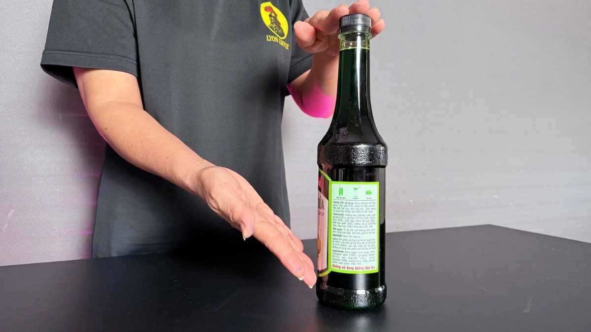 Sirô Mama Rosa Sâm Dứa được rót vào ly sữa lạnh tạo màu xanh ngọc