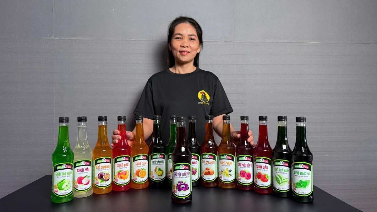 Khách hàng thưởng thức soda sâm dứa pha từ Sirô Mama Rosa Sâm Dứa