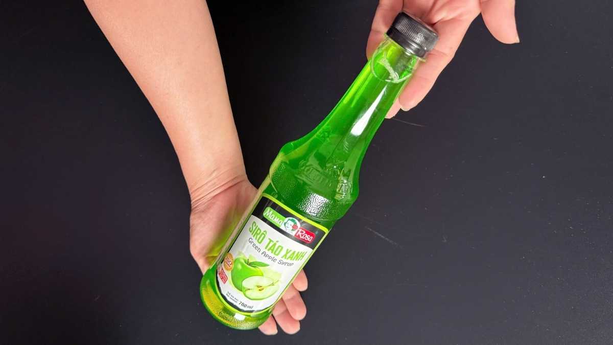 Barista pha soda táo xanh với Sirô Mama Rosa Táo Xanh tại quầy cà phê