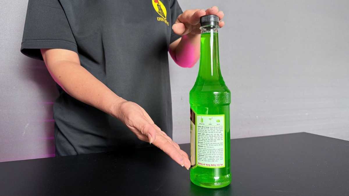 Sirô Mama Rosa Táo Xanh được rót vào ly trà tạo sắc xanh trong tươi sáng