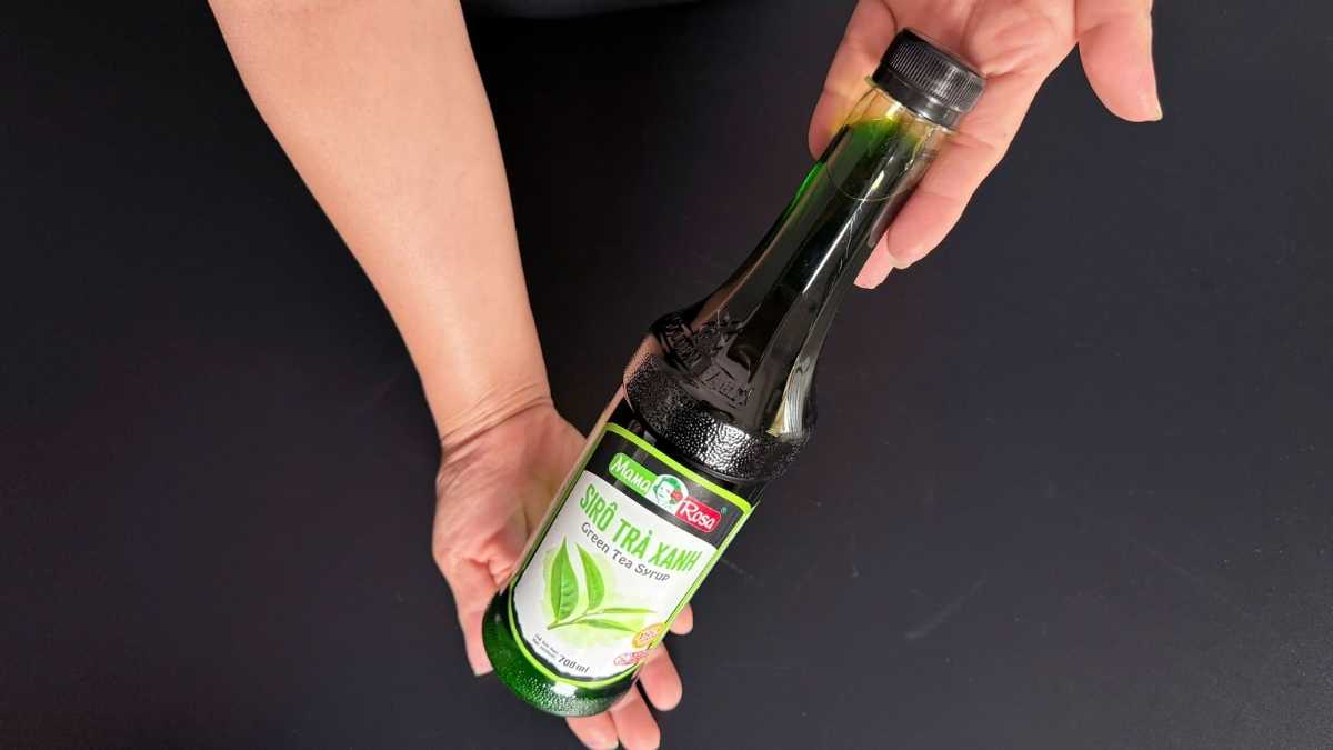 Barista pha soda trà xanh với Sirô Mama Rosa Trà Xanh tại quán cà phê