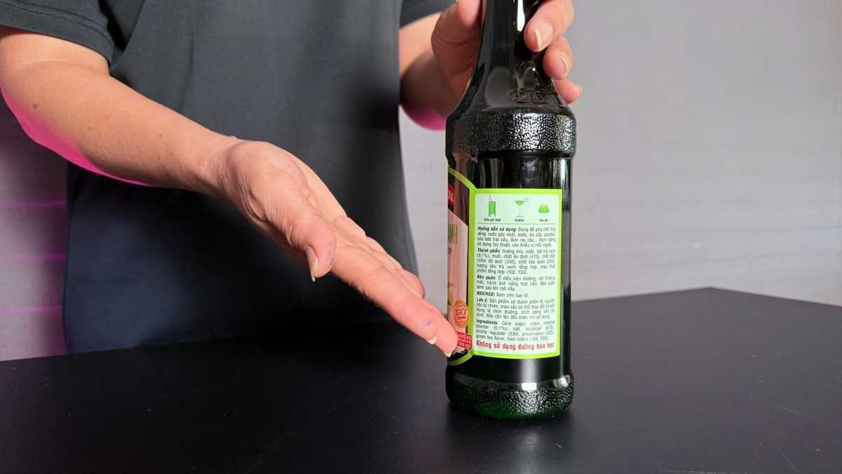 Sirô Mama Rosa Trà Xanh được rót vào ly sữa tạo sắc xanh lá đậm