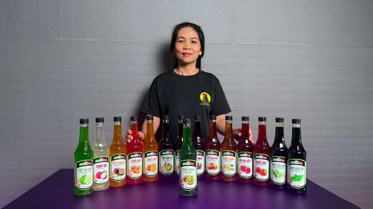 Khách hàng thưởng thức soda trà xanh pha từ Sirô Mama Rosa Trà Xanh