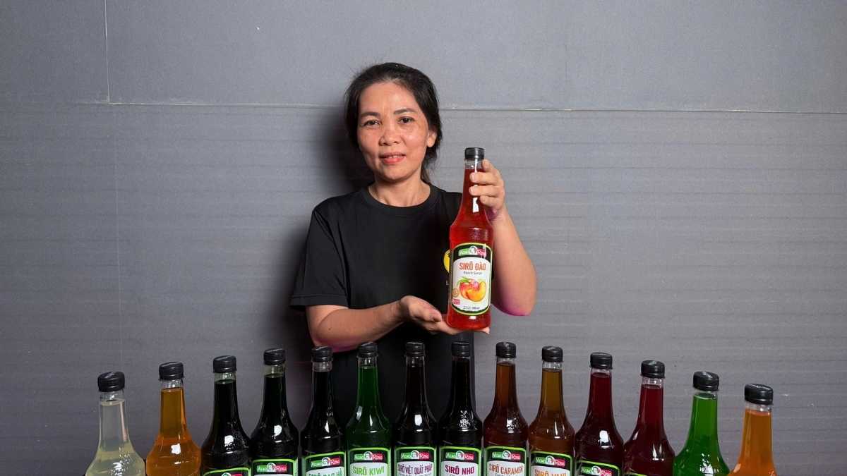 Khách hàng thưởng thức soda vải pha từ Sirô Mama Rosa Vải tại quán