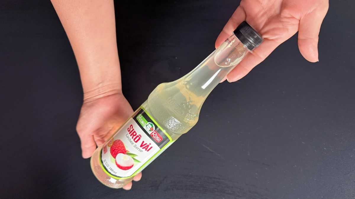 Barista pha trà vải với Sirô Mama Rosa Vải tại quầy pha chế Lyon Coffee