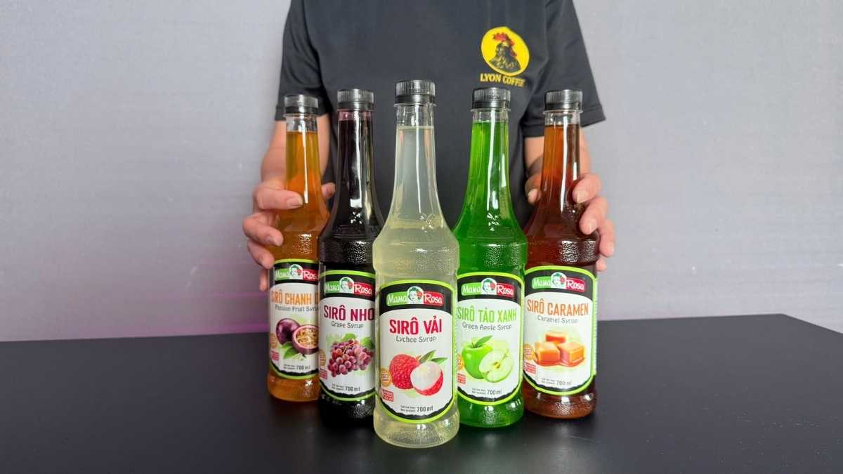 Barista sử dụng siro vải để pha trà vải cam sả và soda vải