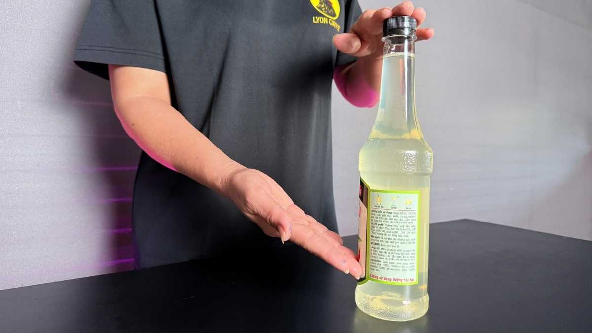 Sirô Mama Rosa Vải được rót vào ly soda trong suốt ánh vàng nhạt