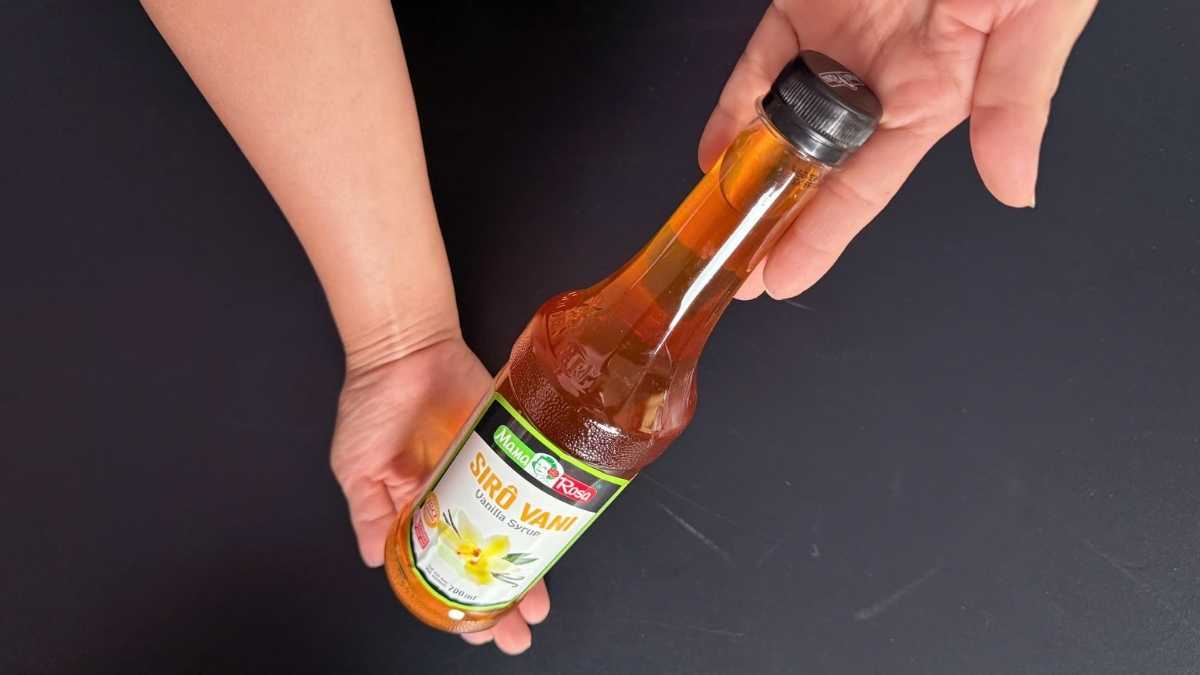 Barista pha latte vani với Sirô Mama Rosa Vanilla tại quầy cà phê