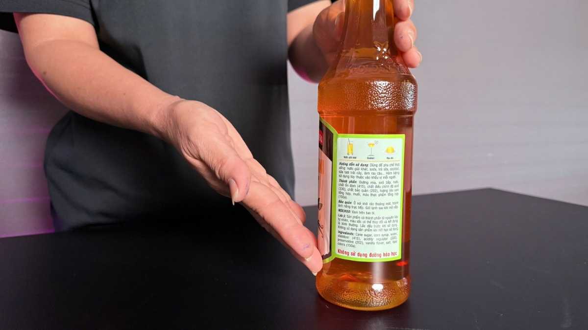 Sirô Mama Rosa Vanilla được rót vào ly sữa tạo sắc nâu hổ phách