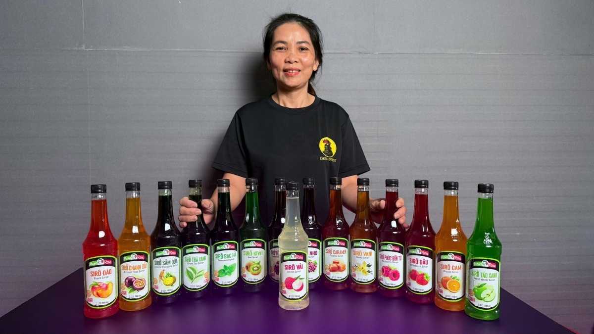 Khách hàng thưởng thức latte vani pha từ Sirô Mama Rosa Vanilla