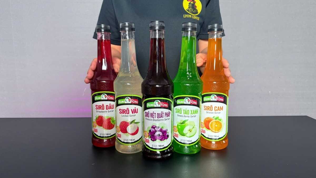 Barista sử dụng siro việt quất để pha soda và mocktail tại quán