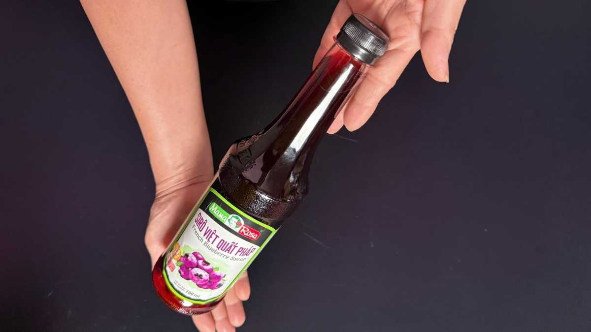 Barista pha soda việt quất với Sirô Mama Rosa Việt Quất tại quán cà phê