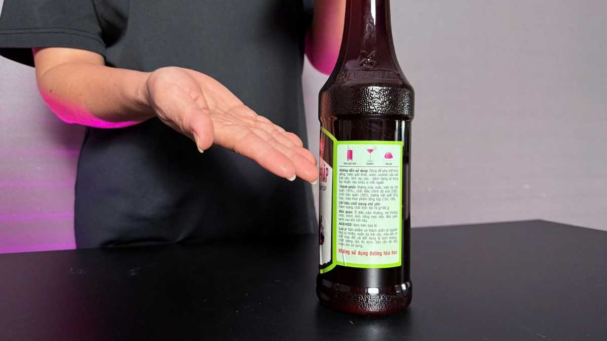 Sirô Mama Rosa Việt Quất được rót vào ly trà tạo sắc tím ánh xanh