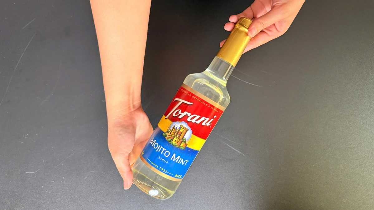 Barista pha Mojito soda bằng Siro Torani Mojito tại quầy cà phê hiện đại