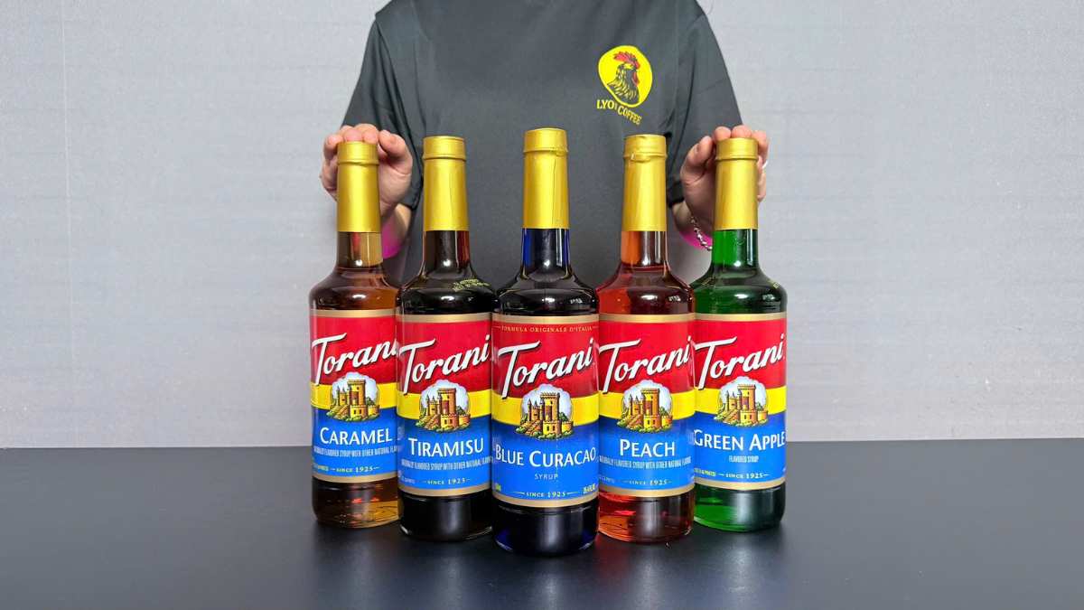 Barista Lyon Coffee pha Blue Mojito với Torani Blue Curacao và lá bạc hà