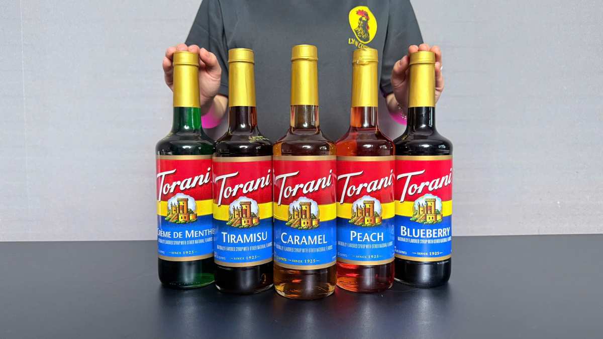 Barista dùng Siro Torani Caramel rưới lên ly caramel macchiato latte