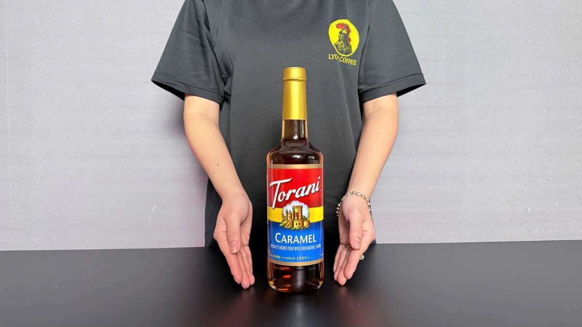 Barista Lyon Coffee pha latte caramel bằng Siro Torani Caramel tại quầy