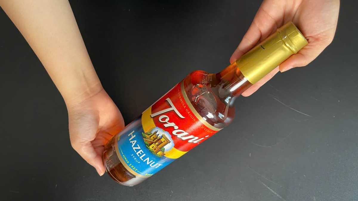 Logo Torani USA và chai Siro Torani Hạt Dẻ sản xuất tại San Francisco