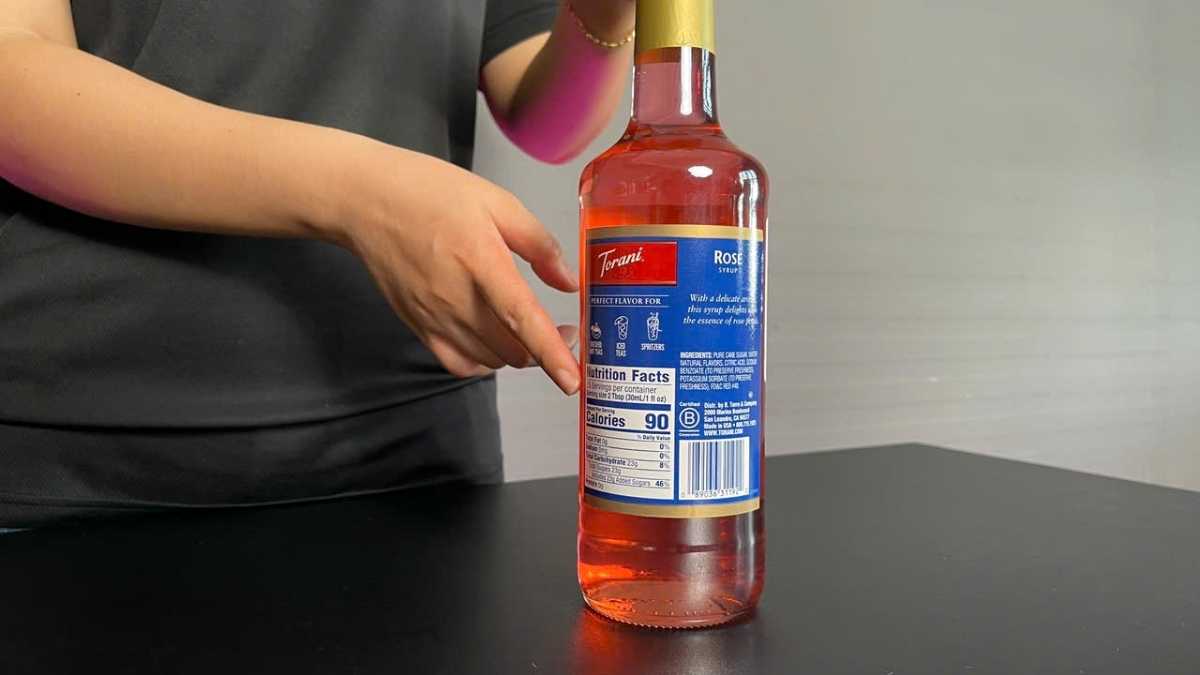 Ly siro Torani Hoa Hồng màu hồng phấn trong suốt trên nền trắng