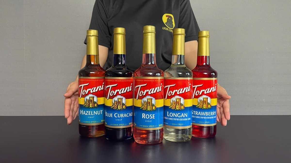 Barista Lyon Coffee pha Rose Latte với chai Torani Hoa Hồng trên quầy bar