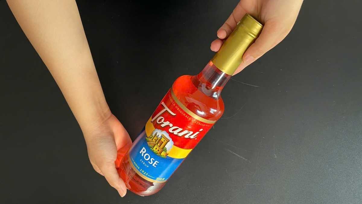 Logo Torani Mỹ cùng chai Siro Torani Hoa Hồng sản xuất tại San Francisco