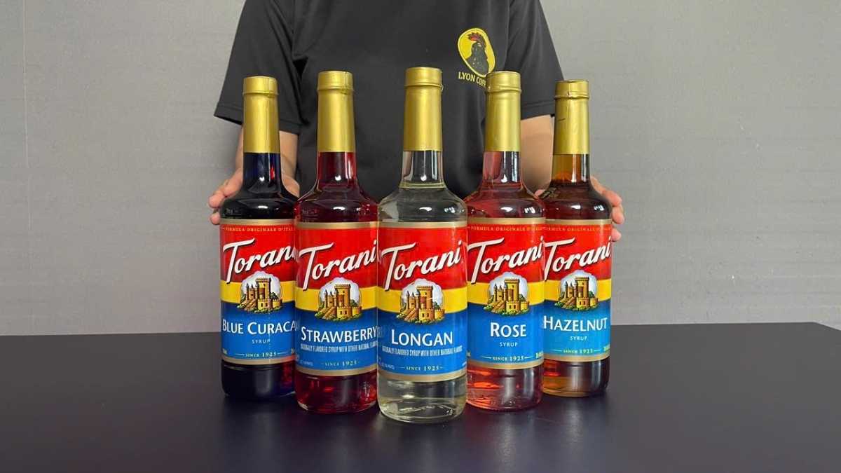 Barista Lyon Coffee pha trà nhãn và soda nhãn tại quầy