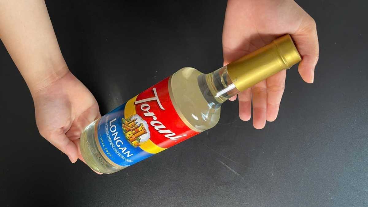 Logo Torani USA bên cạnh chai Torani Nhãn nhập khẩu chính hãng