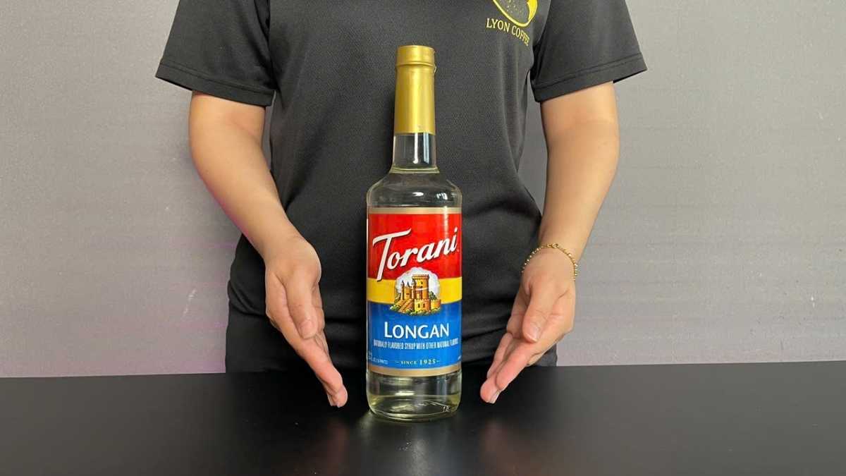 Ly trà nhãn và soda nhãn trên nền sáng, hương trái cây dịu nhẹ