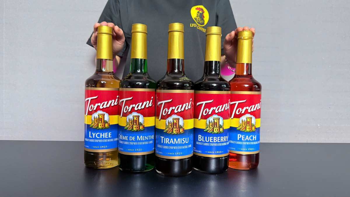 Barista Lyon Coffee phục vụ ly Tiramisu Latte cho khách tại quầy