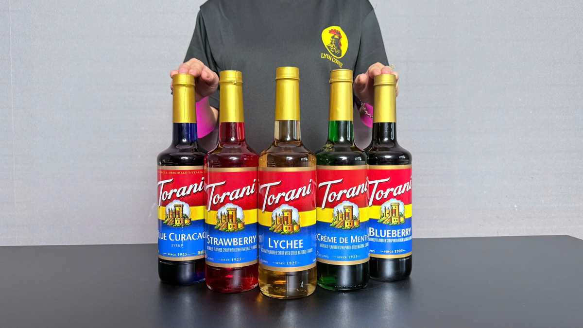 Barista Lyon Coffee rót Siro Torani Vải vào ly trà vải tắc bạc hà