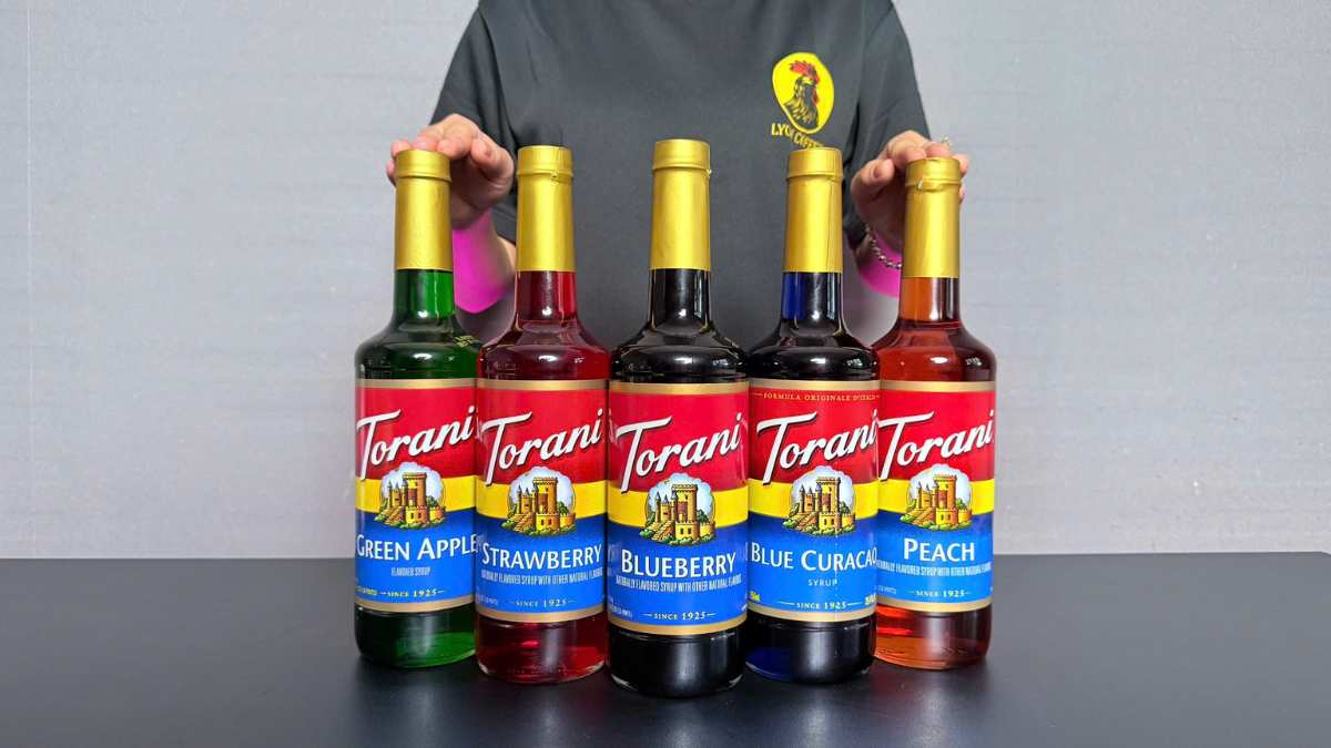 Barista Lyon Coffee rót Siro Torani Việt Quất vào shaker pha soda tím