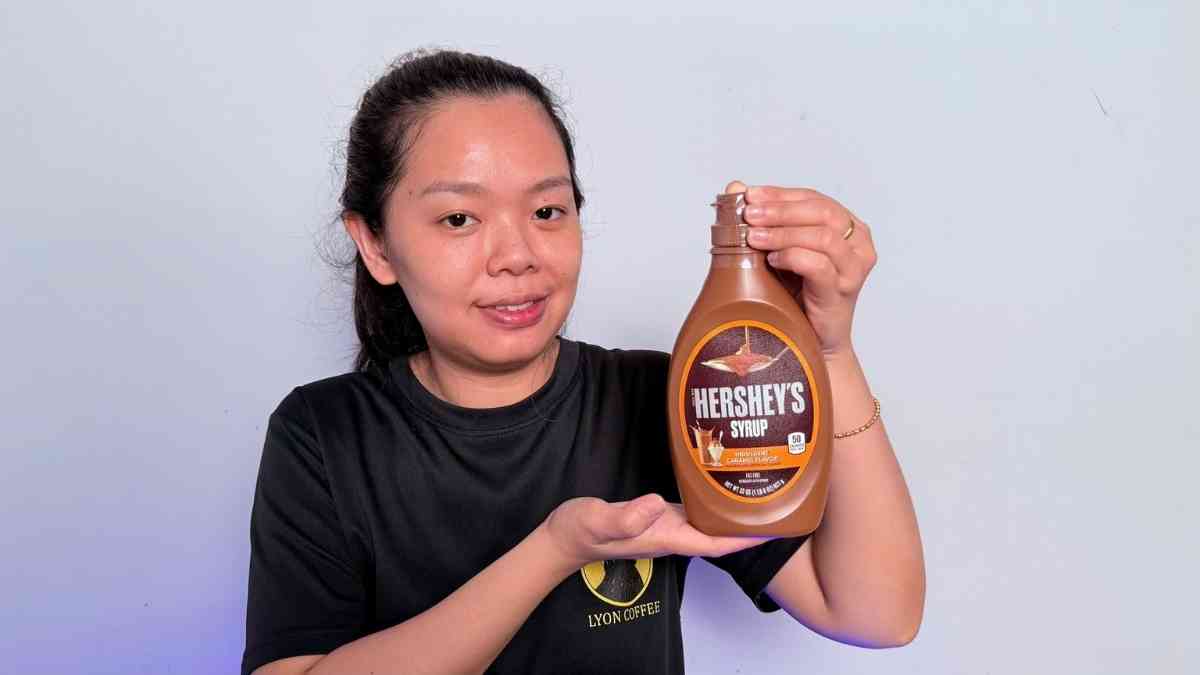 Barista kiểm tra độ sánh của Sốt Caramel Hershey’s 623g ngay sau khi mở nắp