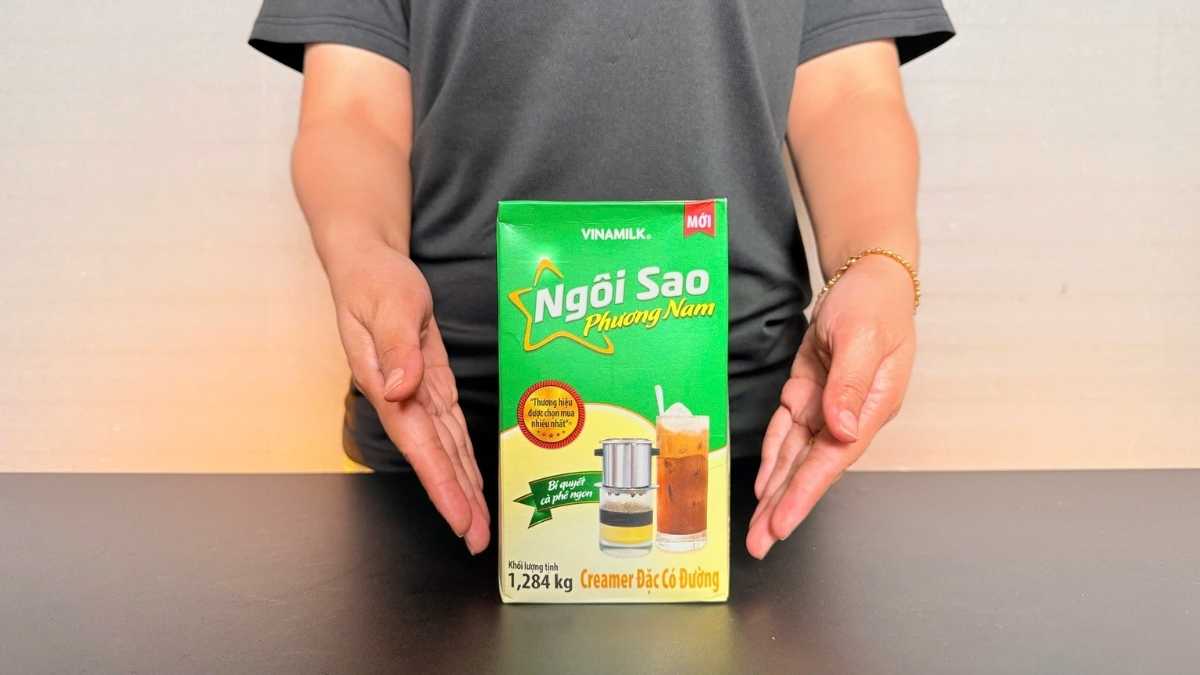 Barista pha cà phê với sữa đặc Ngôi Sao Phương Nam hộp giấy 1.284 kg.