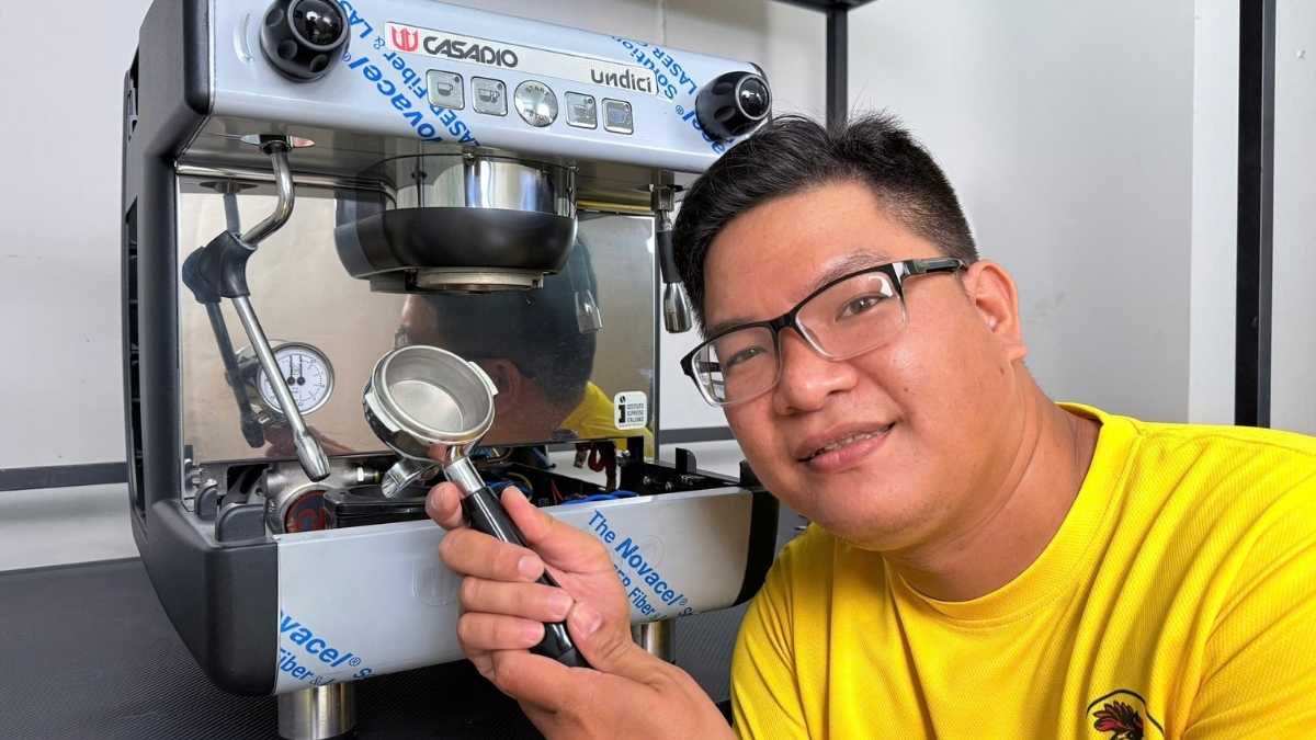 Tay pha cà phê Casadio giúp giữ bột và truyền áp suất tạo crema ổn định