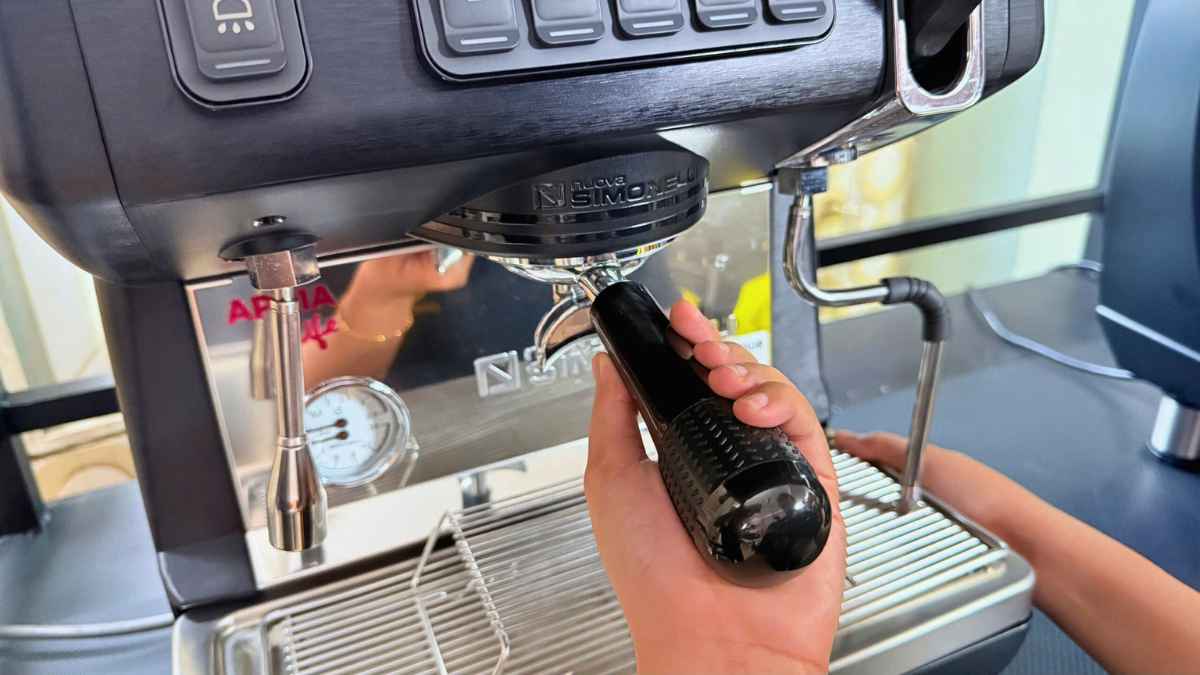 Tay pha cà phê Nuova Simonelli 58mm được barista lắp vào group máy Appia