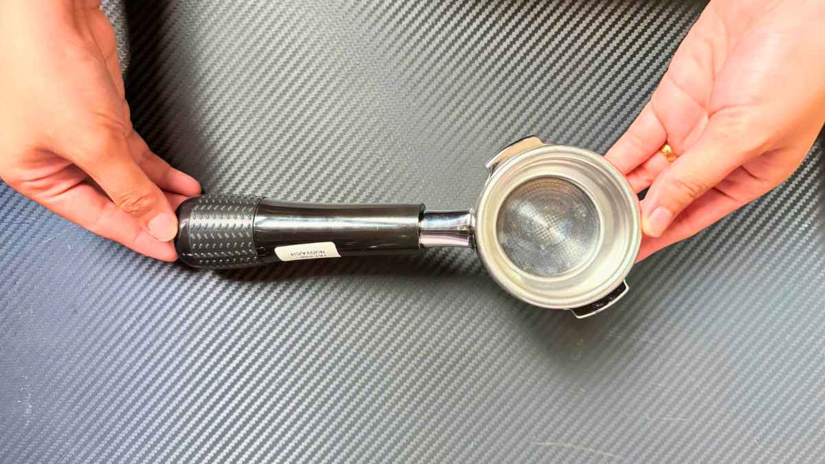 Vệ sinh dụng cụ tại quầy bar