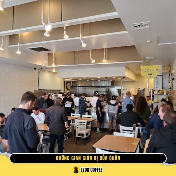 Không gian giản dị của quán The California Chicken Cafe