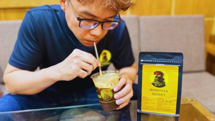 Nhân viên văn phòng thưởng thức cà phê Robusta Honey ngọt dịu và dễ uống