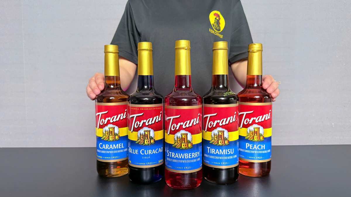 Barista Lyon Coffee pha soda dâu Torani trong quầy bar hiện đại