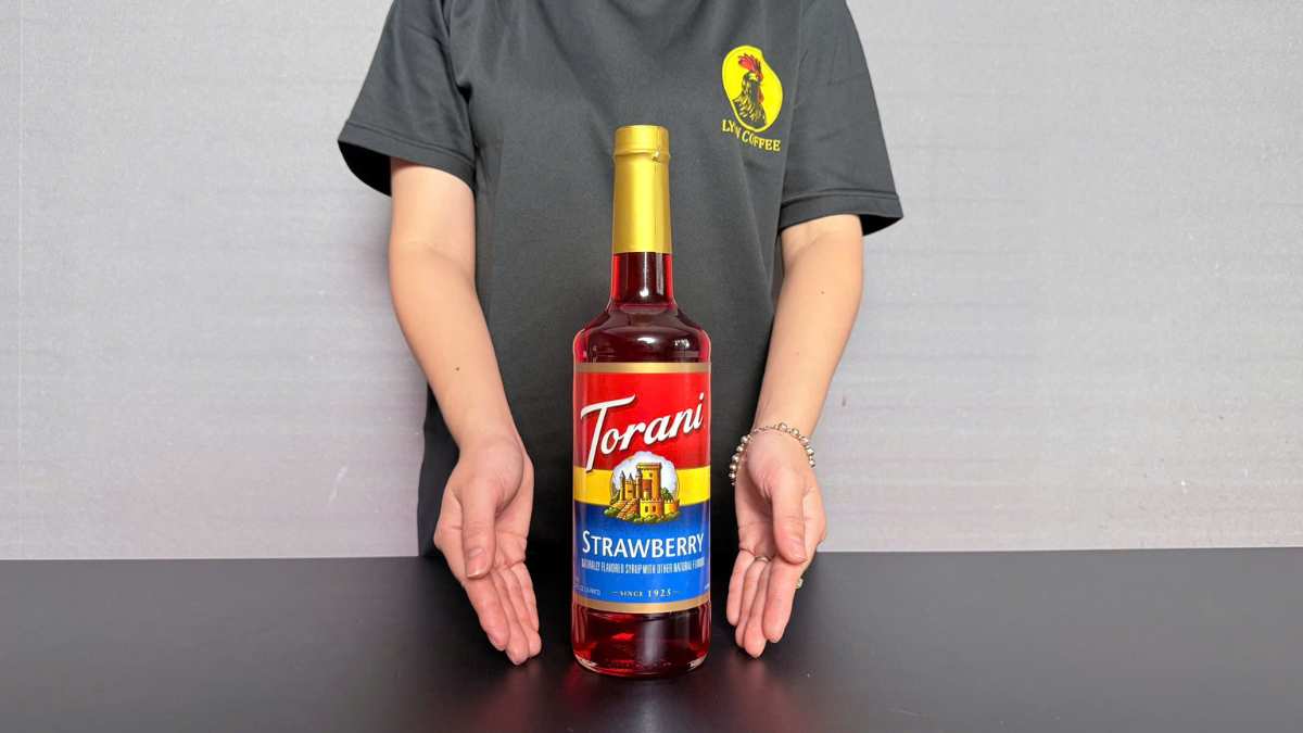 Ly soda dâu Torani với lát dâu tươi và lá bạc hà trên nền sáng